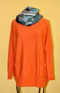 pullover-orange-schal-gruen-gemustert-winter-22-23